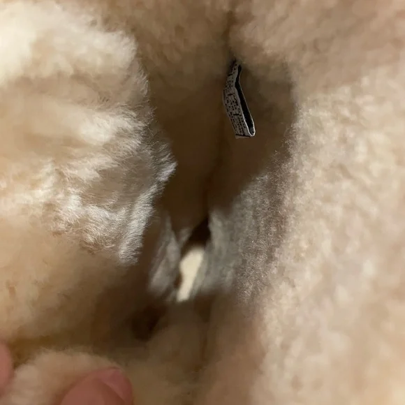 Authentic UGG uptown boots - Picture 8 of 15